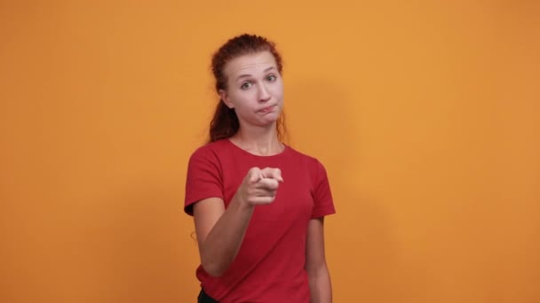 Mooie jongedame in rood shirt doet Nee, stop met gebaren, kijkt verdrietig — Stockvideo