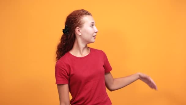 Caucásica joven mujer señalando directamente, mirando feliz — Vídeos de Stock