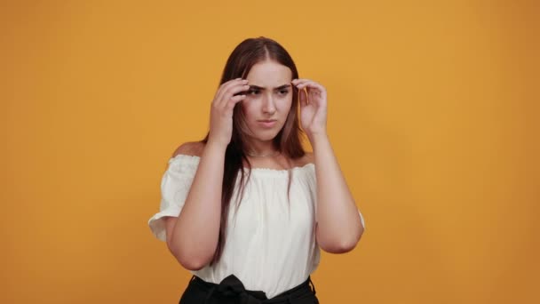 Dame souriante, montrant les paumes à la caméra avec les yeux ouverts, l'air sérieux — Video