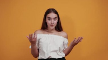 Yoga yapan, bir şeyleri açıklayan çekici genç bir kadın.