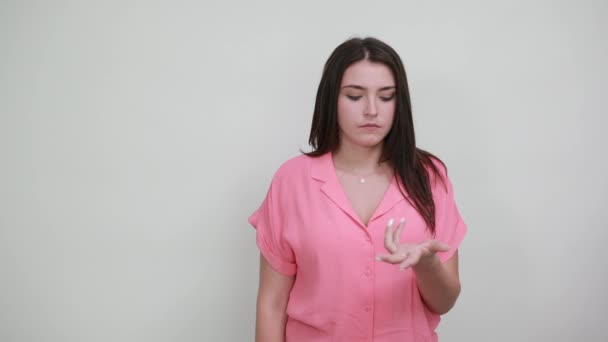Кавказька молода жінка з дев "ятьма пальцями в камері. — стокове відео