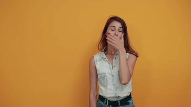 Shocked caucasian young woman keeping hand on mouth, pointing at camera — Stock Video