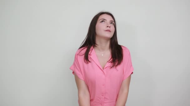 Caucasian young woman screaming, announcing isolated on gray wall — Stock Video