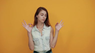 Sakin ol, mavi kot gömlekli beyaz kadın. Tamam, güzel görünüyorsun.