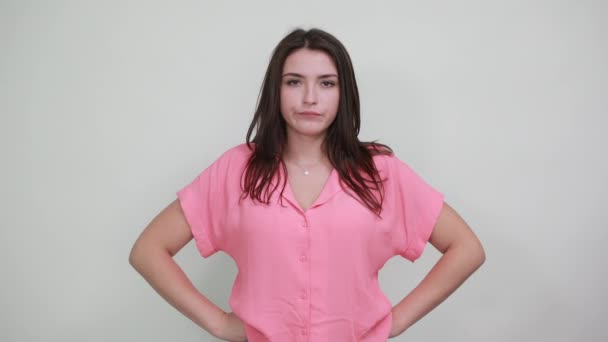 Attraente giovane donna caucasica in camicia rosa facendo No, stop gesto — Video Stock