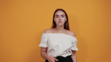 Duran komik genç kadın, el ele tutuşan el hareketlerini izlemek yok.