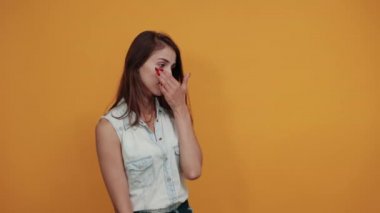 Kafkas genç kadın burnunu parmaklarla kapatmış, kötü koku.