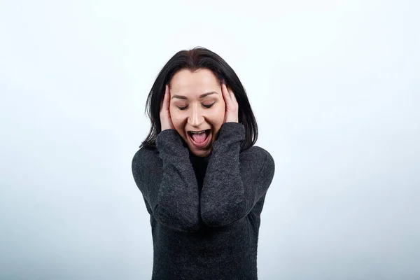 美しい白人女性は口を開けたまま耳に手をつないで叫んで — ストック写真