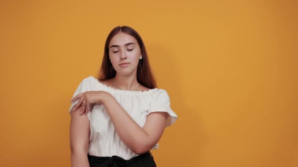 Fuerte encantadora mujer joven mostrando músculos, mirando en serio — Vídeo de stock