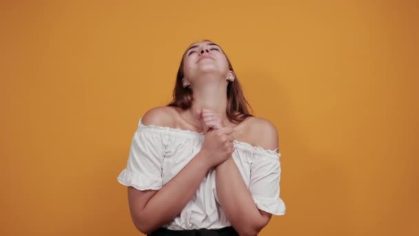 Glad ung kaukasiska kvinna hålla knytnävarna upp, ler, ser söt — Stockvideo