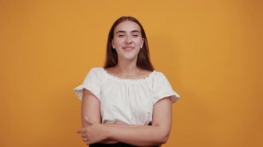 Dedikoducu kız jestleri yapan, el pençe divan duran, konuşan hoş bir kadın.