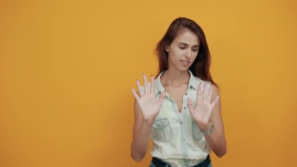 Attraktive kaukasische junge Frau hält Palmen direkt und sieht verwirrt aus — Stockvideo