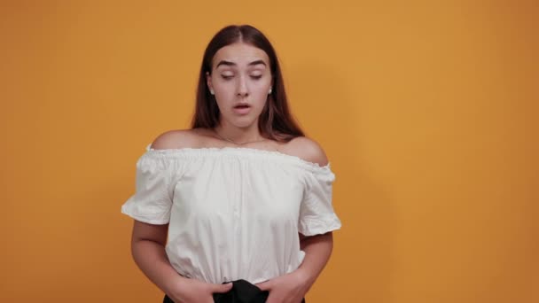 Attraktive junge Frau hält die Hände auf dem Bauch, Bauchschmerzen — Stockvideo