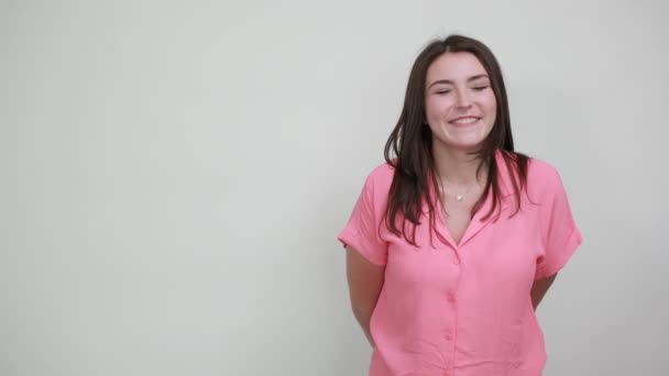 Alegre mujer joven caucásica en camisa rosa mostrando gesto bien, sonriendo — Vídeos de Stock