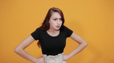 Siyah gömlekli çekici bir kadın jest yapmıyor, el ele tutuşuyor.