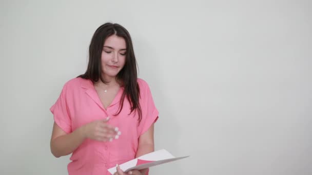 Attraktive Dame hält weißes Papier mit Herzform, hält Hand auf Kopf — Stockvideo