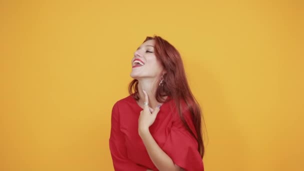 Retrato de mujer joven mirando a un lado y cubriendo la barbilla con la mano, sonriendo — Vídeos de Stock