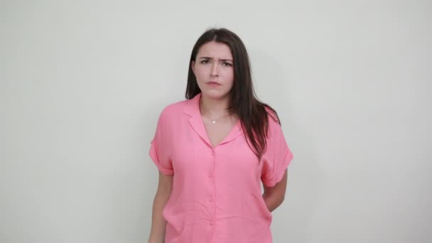 Разочарованная молодая женщина делает остановку, нет жеста — стоковое видео