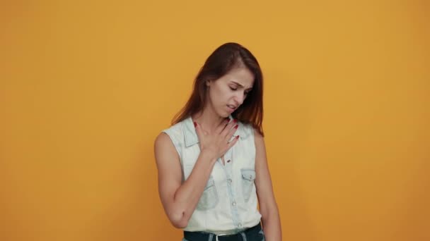 Zieke vrouw houdt de hand op het hoofd als temperatuur, houdt andere op de borst — Stockvideo