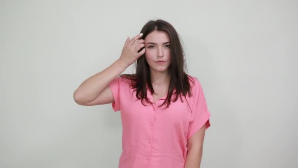 Encantadora joven corrigiendo el corte de pelo, cogida de la mano en la boca — Vídeos de Stock