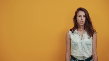 Beyaz tenli güzel kadın derin bir nefes aldı, elini beline koydu.