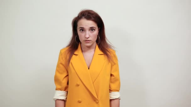 Jeune femme confus regardant peur avec la truite ouverte — Video