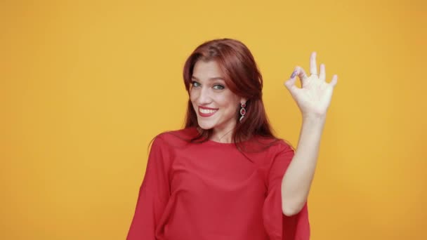 Attractive caucasian woman showing okay gesture, laughting smiling — Stock Video