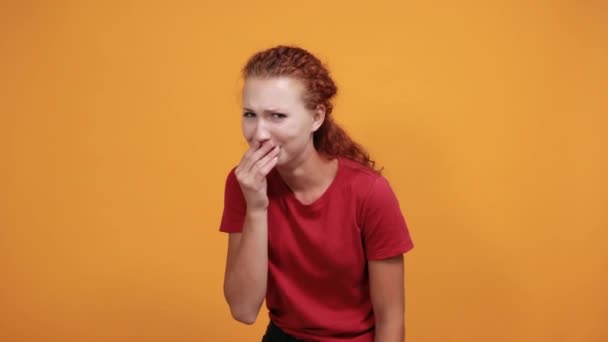 Lächelnde Frau, die Mund mit der Hand bedeckt, direkt zeigt, lächelt — Stockvideo