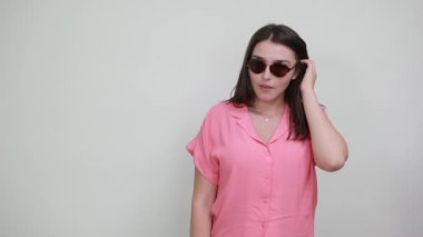 Güneş gözlüğü takan, kulaklık takan, müzikten hoşlanan, kulaklık takan bir kadın.