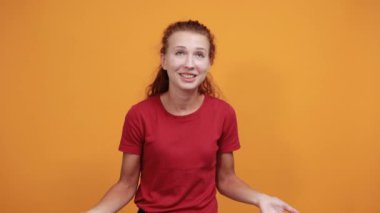 Kırmızı gömlekli güzel bir kadın ellerini açık tutuyor.