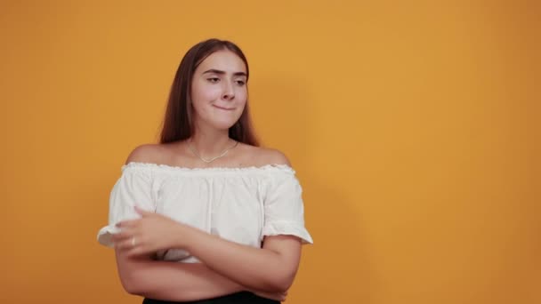 Vrolijke jonge vrouw houdt vingers gekruist, wachten op speciaal moment — Stockvideo
