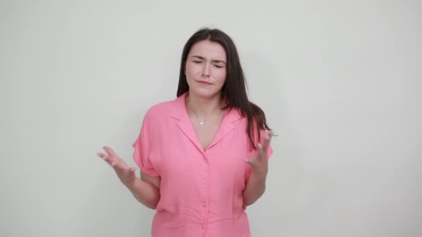 Desapontada jovem mulher salta as mãos, olhando insatisfação — Vídeo de Stock