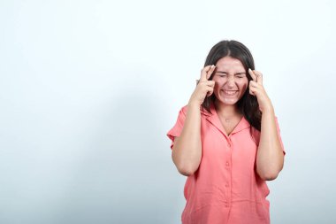 Çekici bir kadın ellerini çapraz tutuyor, özel anı bekliyor.