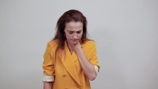 Wanita yang menarik menjaga tangan di mulut, batuk, mencari penyakit — Stok Video