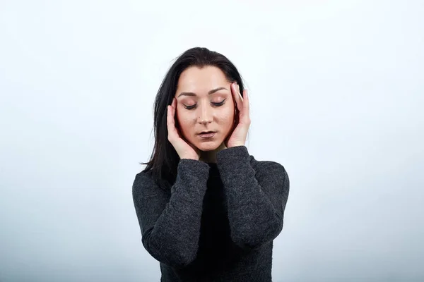 頭の上で手をつないでいる病気の女性,マッサージを行います,頭痛 — ストック写真