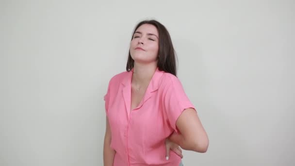 Femeie tânără bolnavă care suferă de durere în spate, arătând nemulțumire — Videoclip de stoc