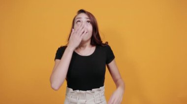 Siyah tişörtlü çekici bir kadın ağzı açık, şok olmuş.