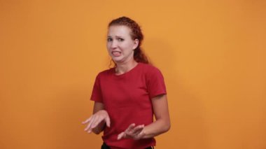 Hayal kırıklığına uğramış genç bir kadın jest yapmadan duramaz.