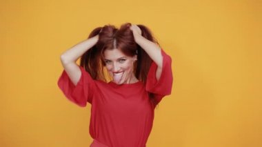 Güzel kızıl bayan çok mutlu ve deli..