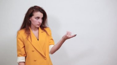 Sarı ceketli genç bir kadın elini göğsüne koydu.