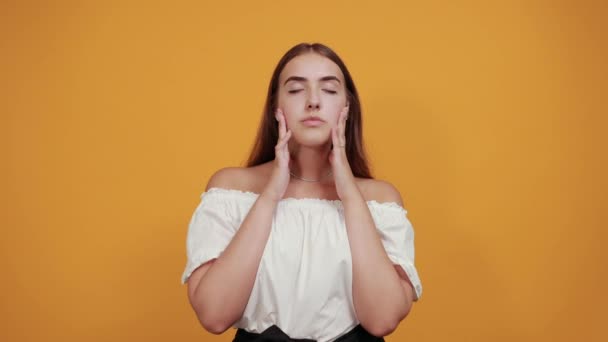 Caucásico joven mujer mantener la mano en la cabeza, dolor de cabeza, enfermo — Vídeo de stock