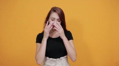 Sıkıcı genç kadın ellerle kaplanmış, tatminsiz görünüyor, ağlıyor.