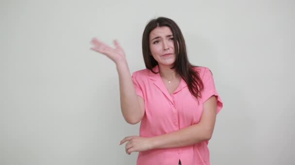 Kaukázusi fiatal nő sikoltozik és bejelenti, tartja a kezét a száját — Stock videók