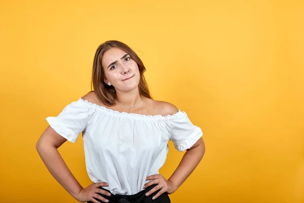 Verward jonge vrouw houdt hand in hand, kijkt teleurgesteld — Stockfoto