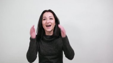 Güzel genç bir kadın elleri kulaklarında ağzı açık bağırıyor.