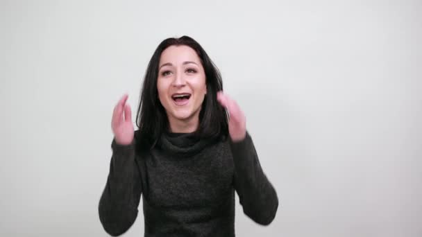 Mooie jonge vrouw houden handen op oren met geopende mond, schreeuwen — Stockvideo