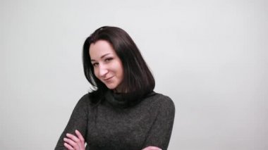 Güzel beyaz kadın dans ediyor, yumruklarını havada tutuyor, mutlu görünüyor.