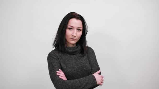 Atraktivní kavkazská mladá žena ukazující prstem na kameru, mrkne, vypadá šťastně — Stock video
