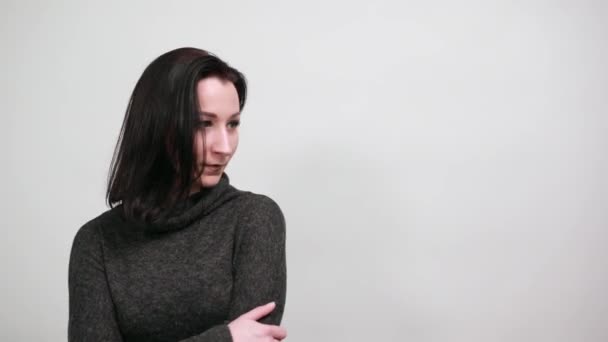 Belle jeune femme couvrant la bouche avec les mains, criant, annonçant — Video