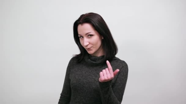 Mujer joven caucásica fuerte mostrando músculos, señalando con el dedo en ella — Vídeo de stock